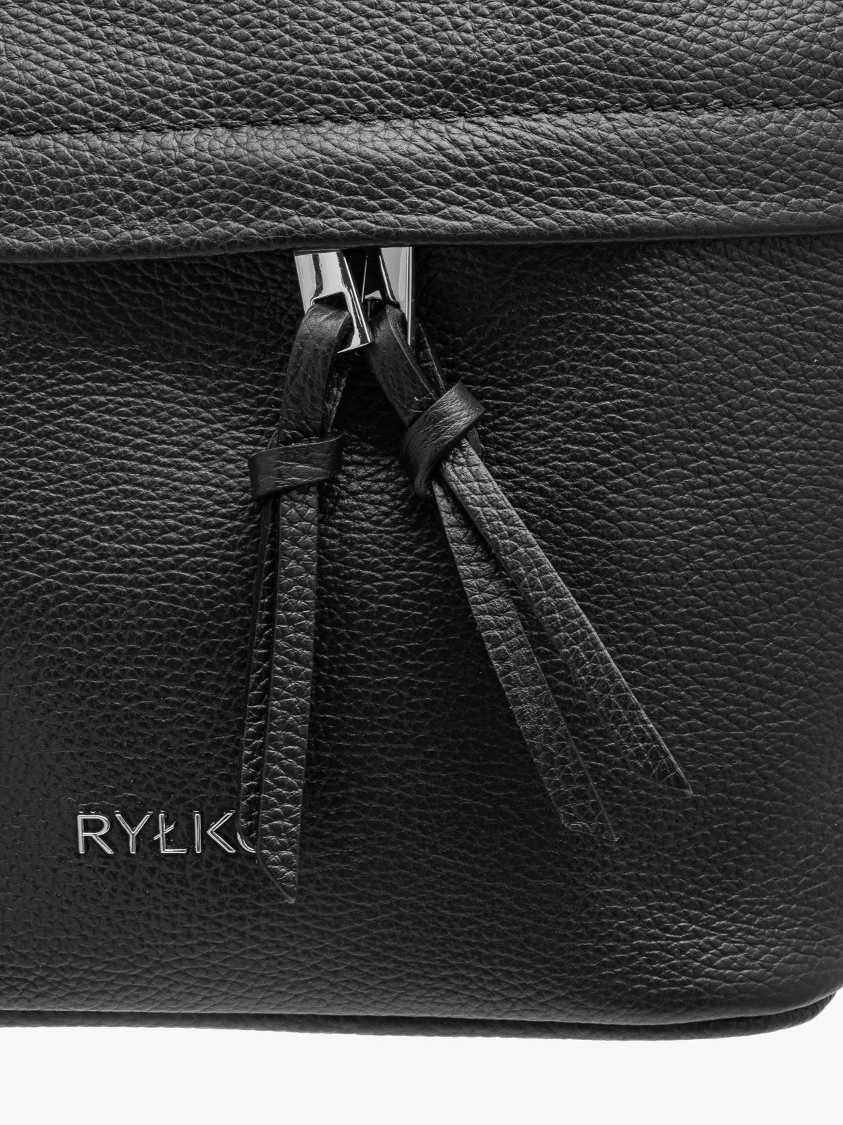 Czarna torebka średniej wielkości z dwoma paskami