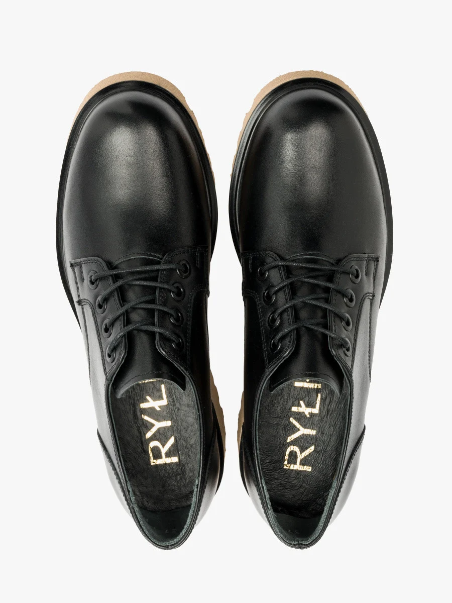 Czarne półbuty na beżowym spodzie