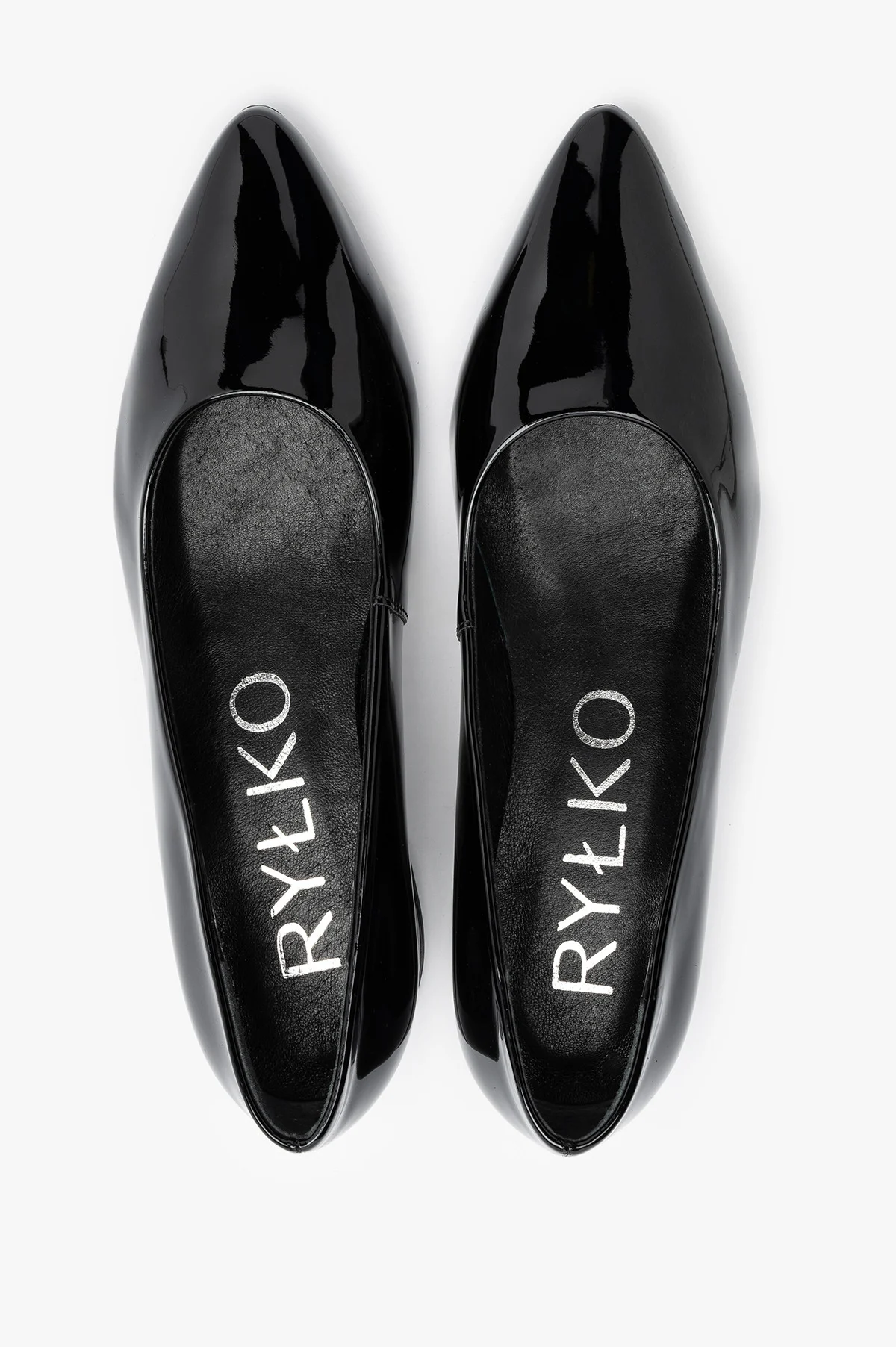 Czarne, lakierowane czółenka na niskim obcasie