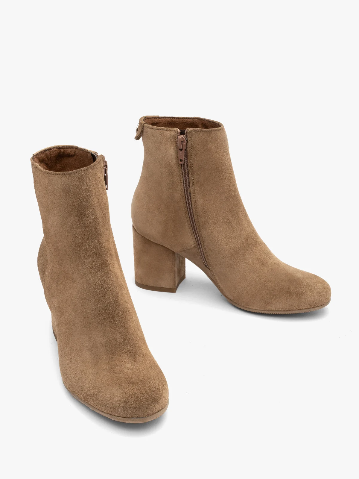 Klasyczne, welurowe botki
damskie na masywnym klocku