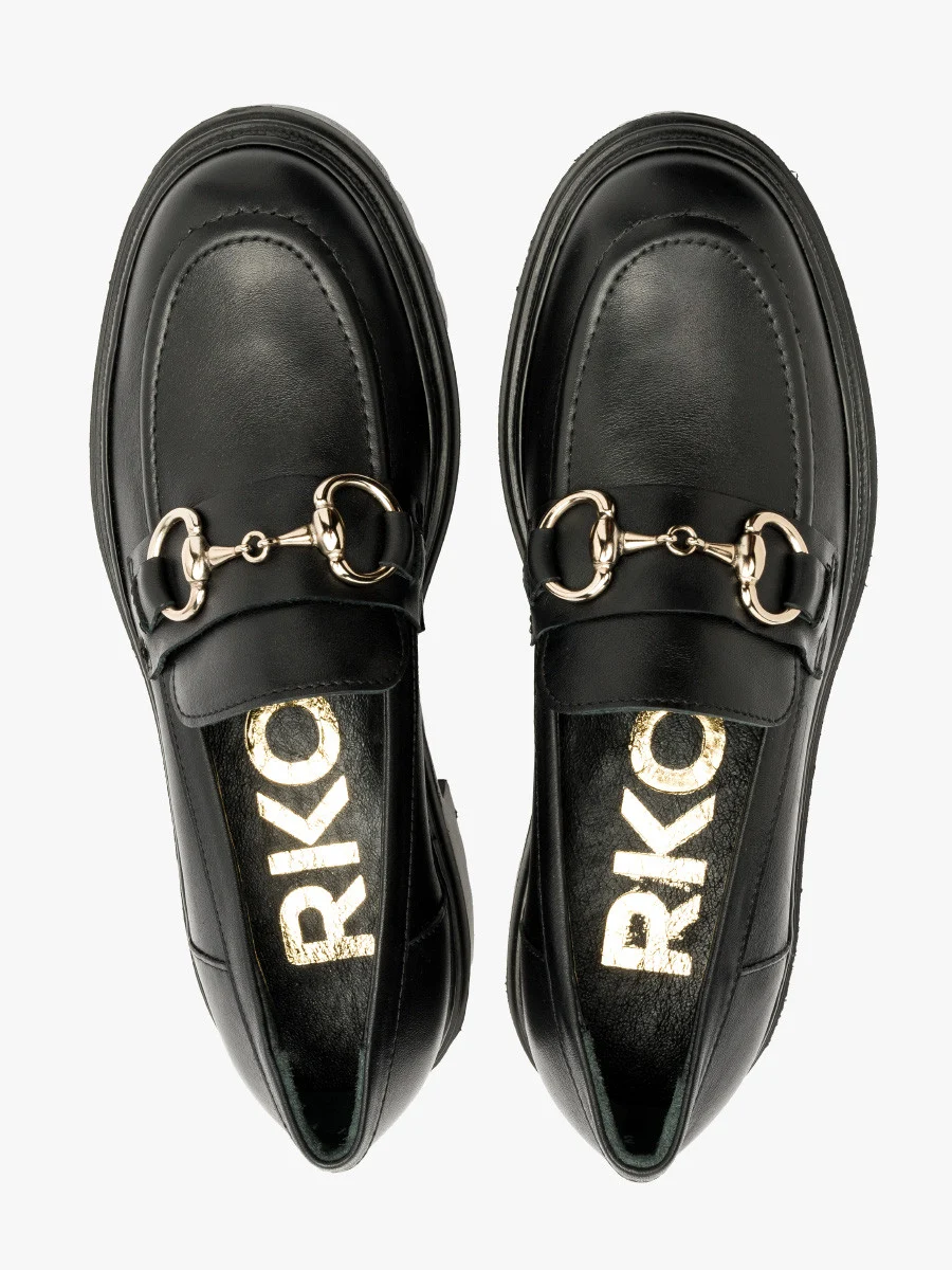 Czarne mokasyny ze złota ozdobą