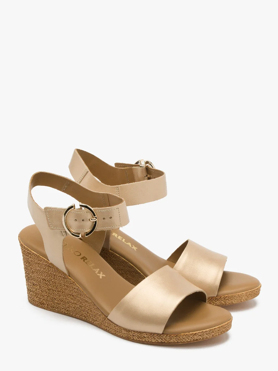 Złote sandały na koturnie