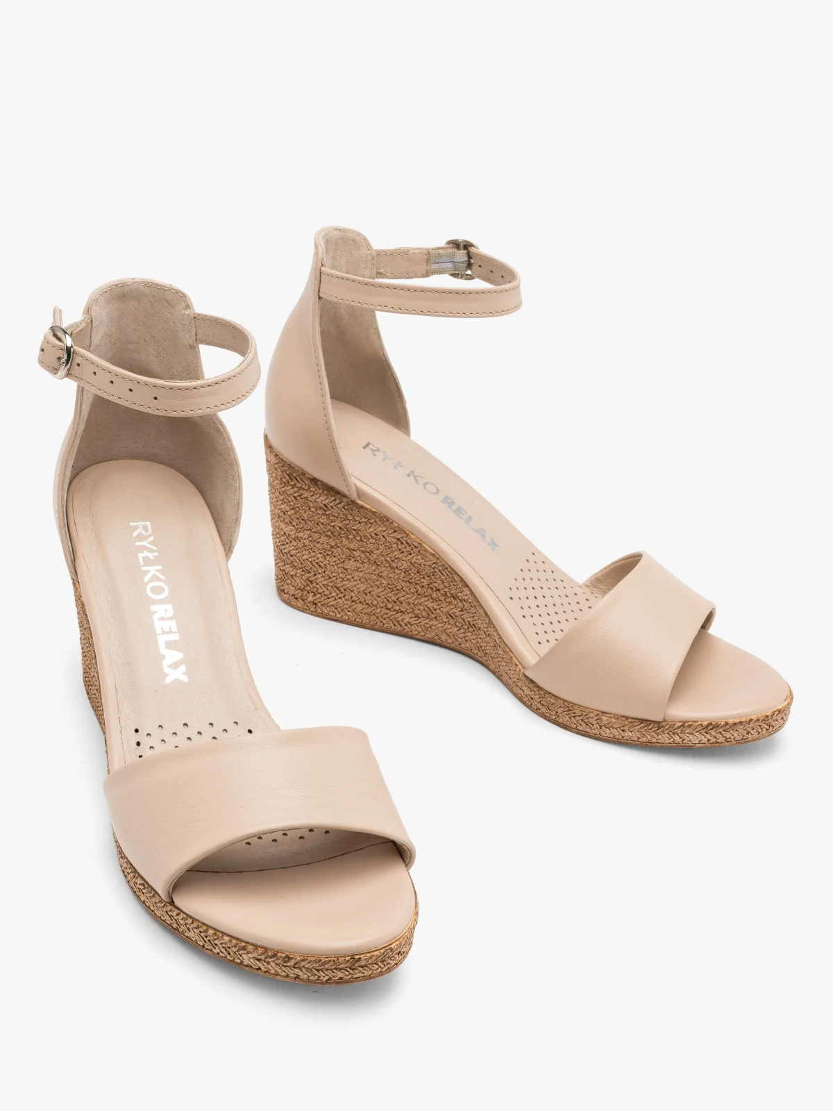 Beżowe sandały na platformie