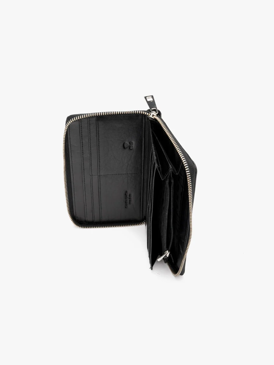 Czarny portfel damski z ozdobną fakturą