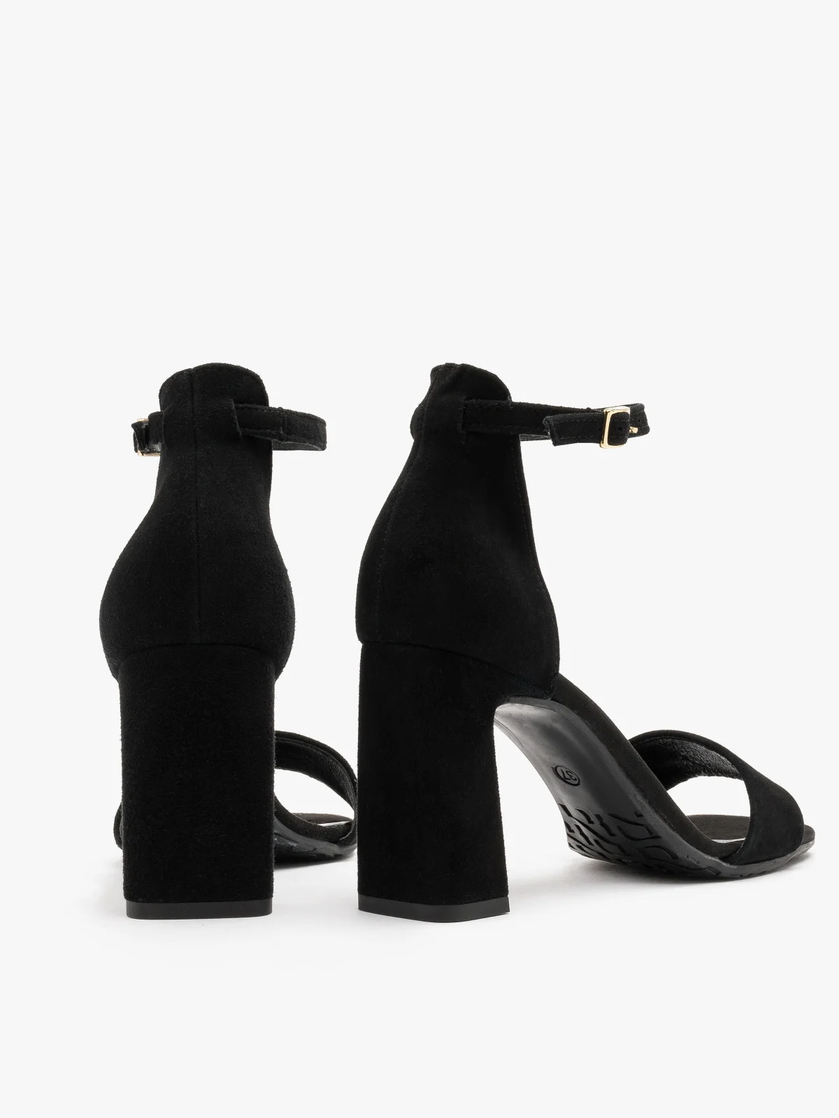 Czarne sandały w  na obcasie
