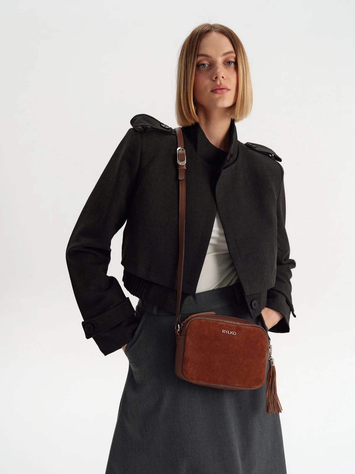 Mała, brązowa torebka z ozdobnym frędzlem