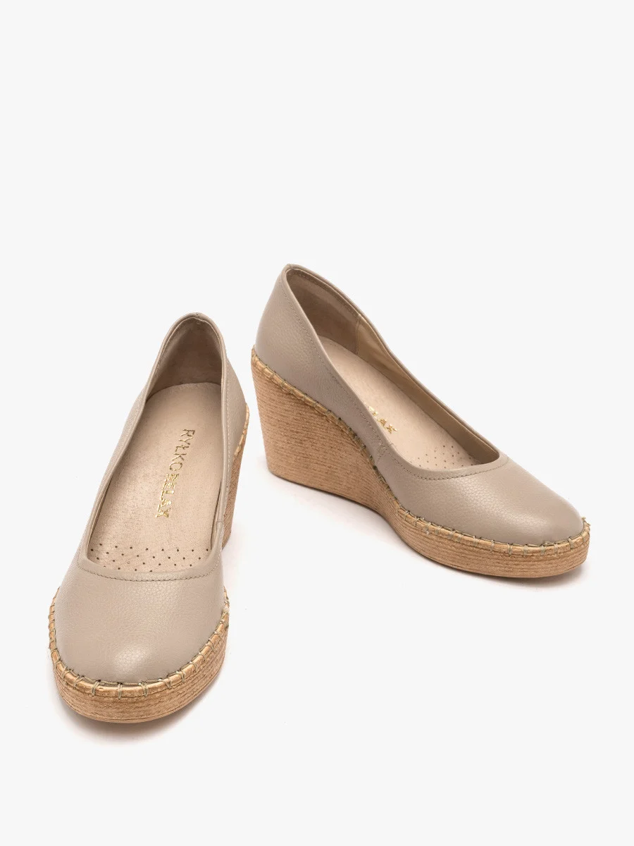 Beżowe czółenka z ozdobnym szyciem na platformie