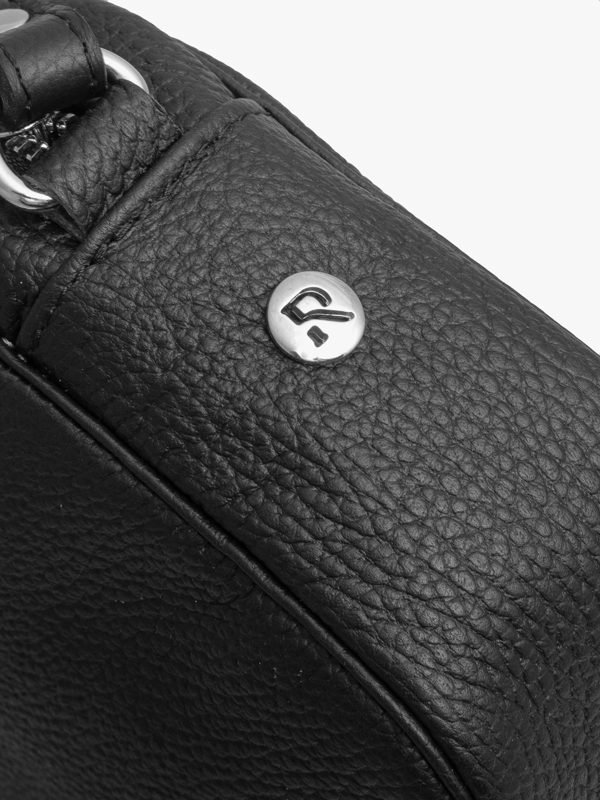 Mała, czarna torebka z frędzlem