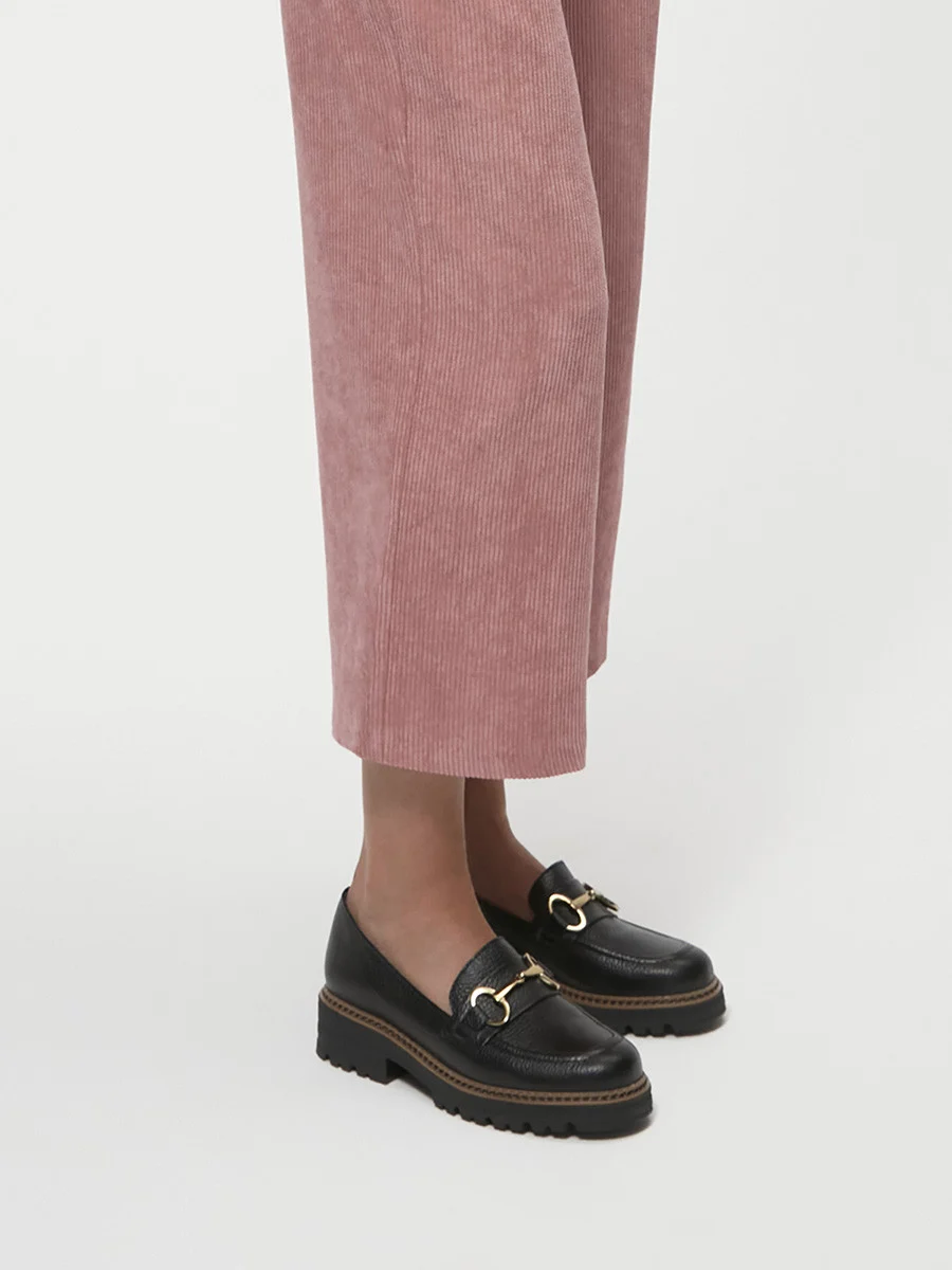 Czarne mokasyny ze złotą ozdobą