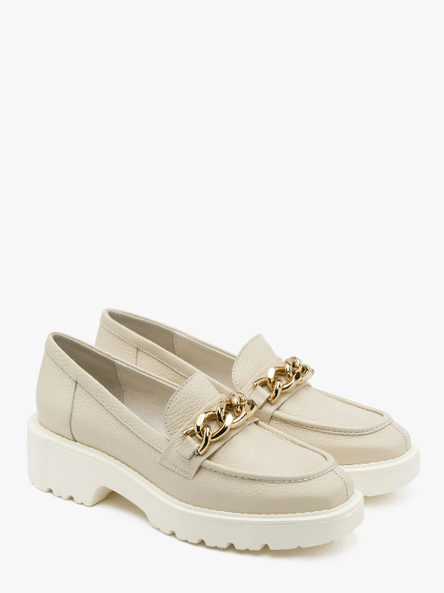 Kremowe mokasyny ze złotym łańcuchem ozdobnym
