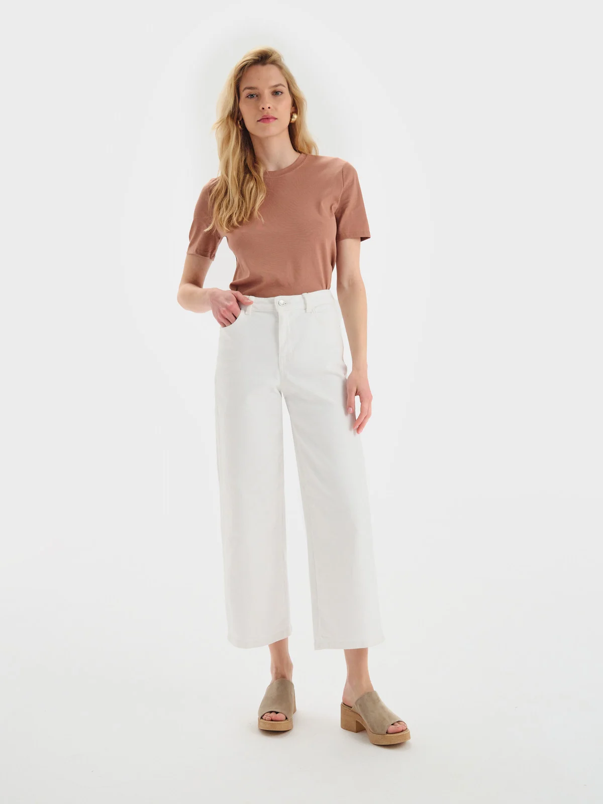 Piaskowe klapki na platformie