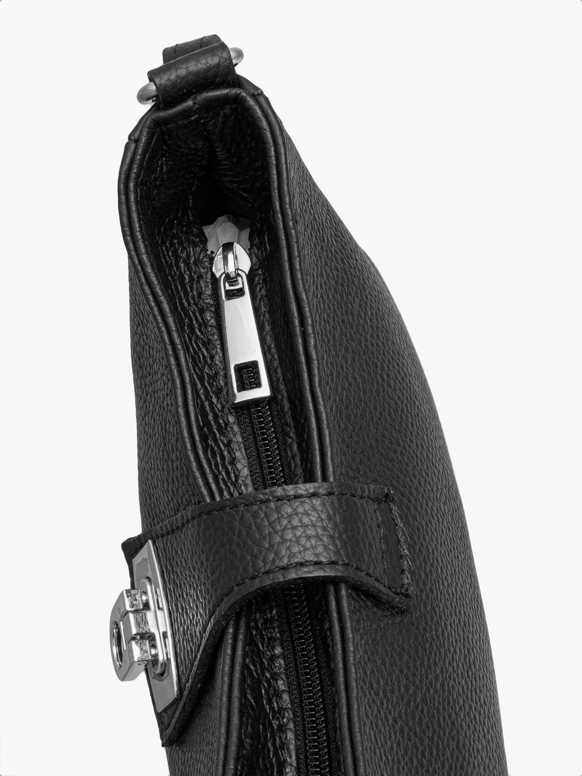 Czarna torebka damska zapinana zdobną klamrą