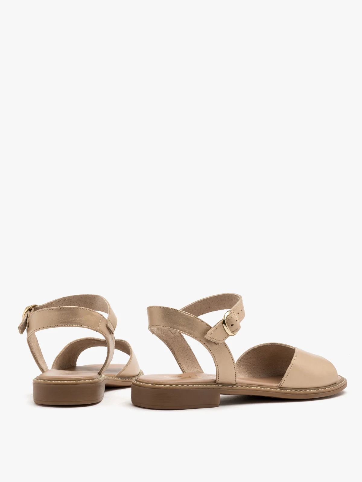 Złoty sandał z ozdobną cholewką