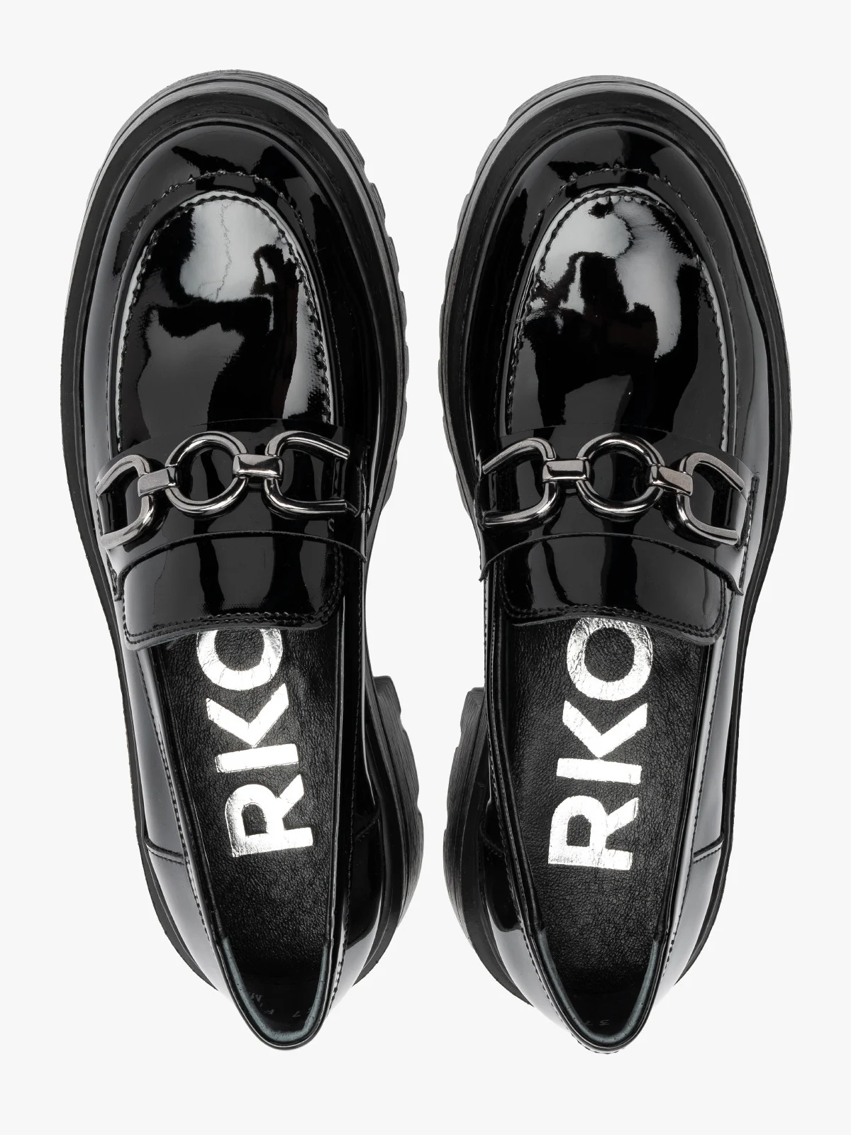 Czarne, lakierowane mokasyny z ozdobą