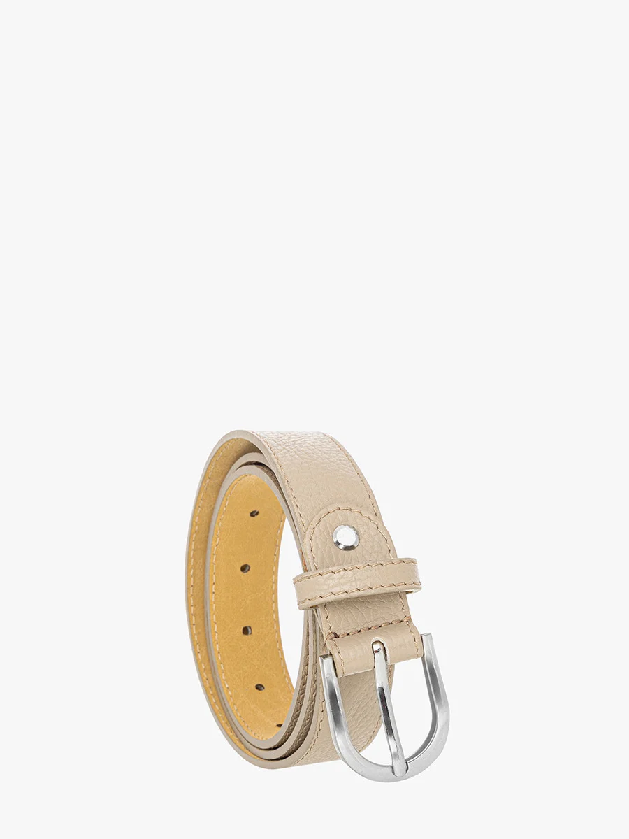 Beżowy pasek ze srebrną klamrą