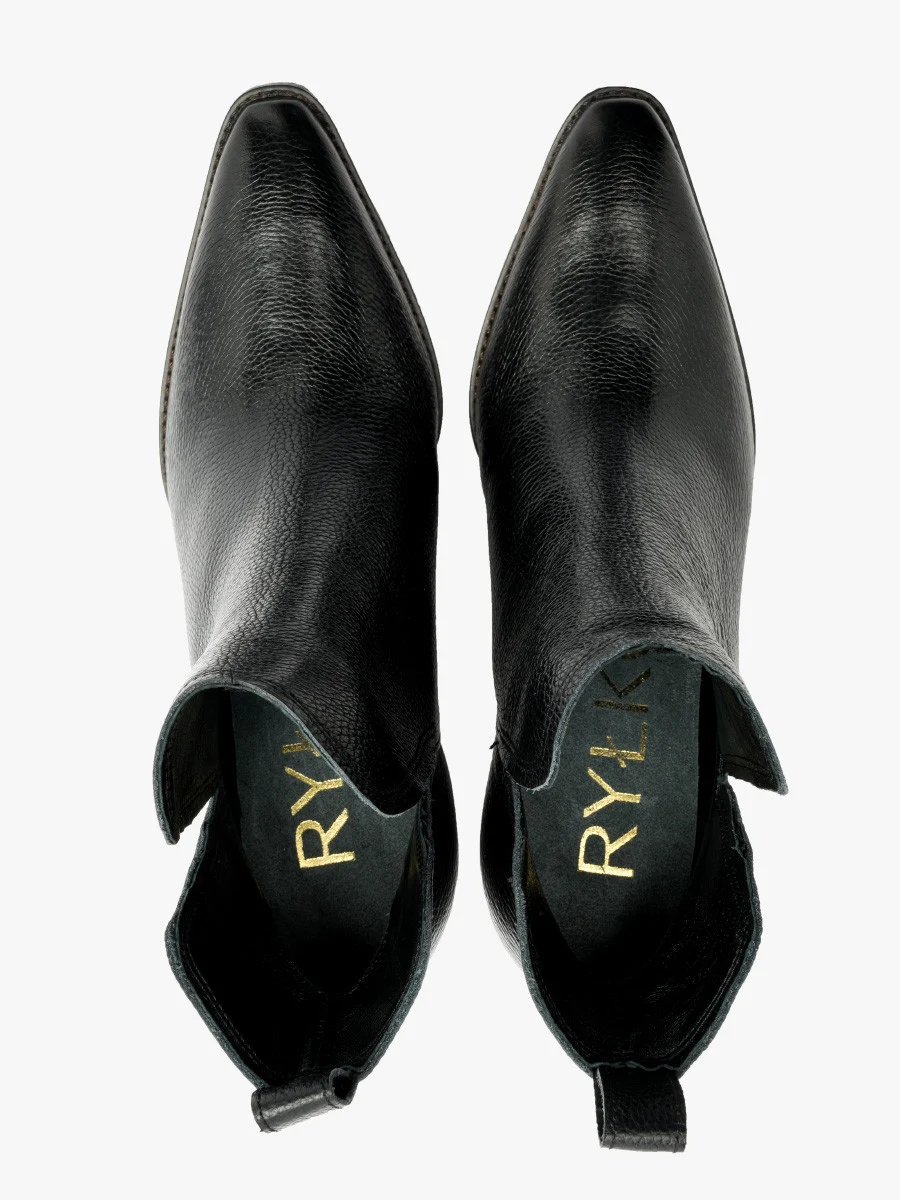 Czarne botki z ozdobną cholewką