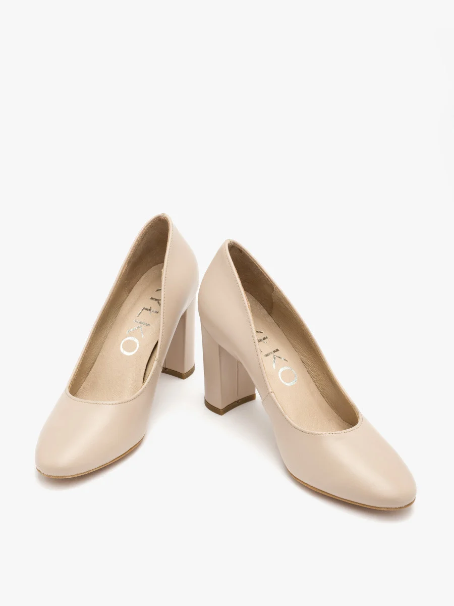 Czółenka na słupku w kolorze beżowym