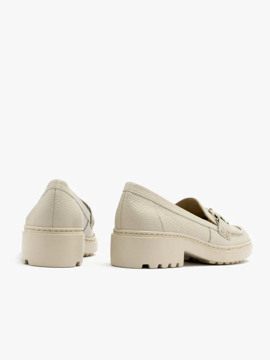 Kremowe mokasyny ze srebrną ozdobą