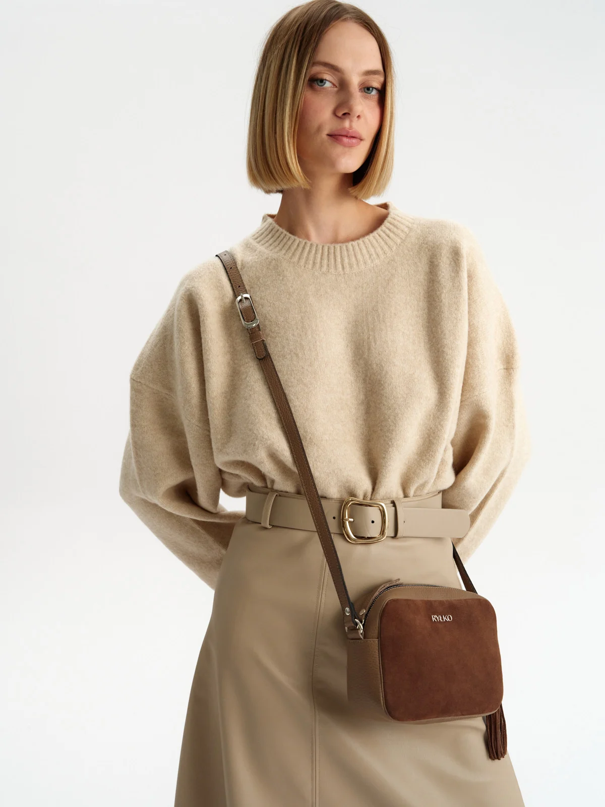 Ciemnobeżowa torebka listonoszka z frędzlem