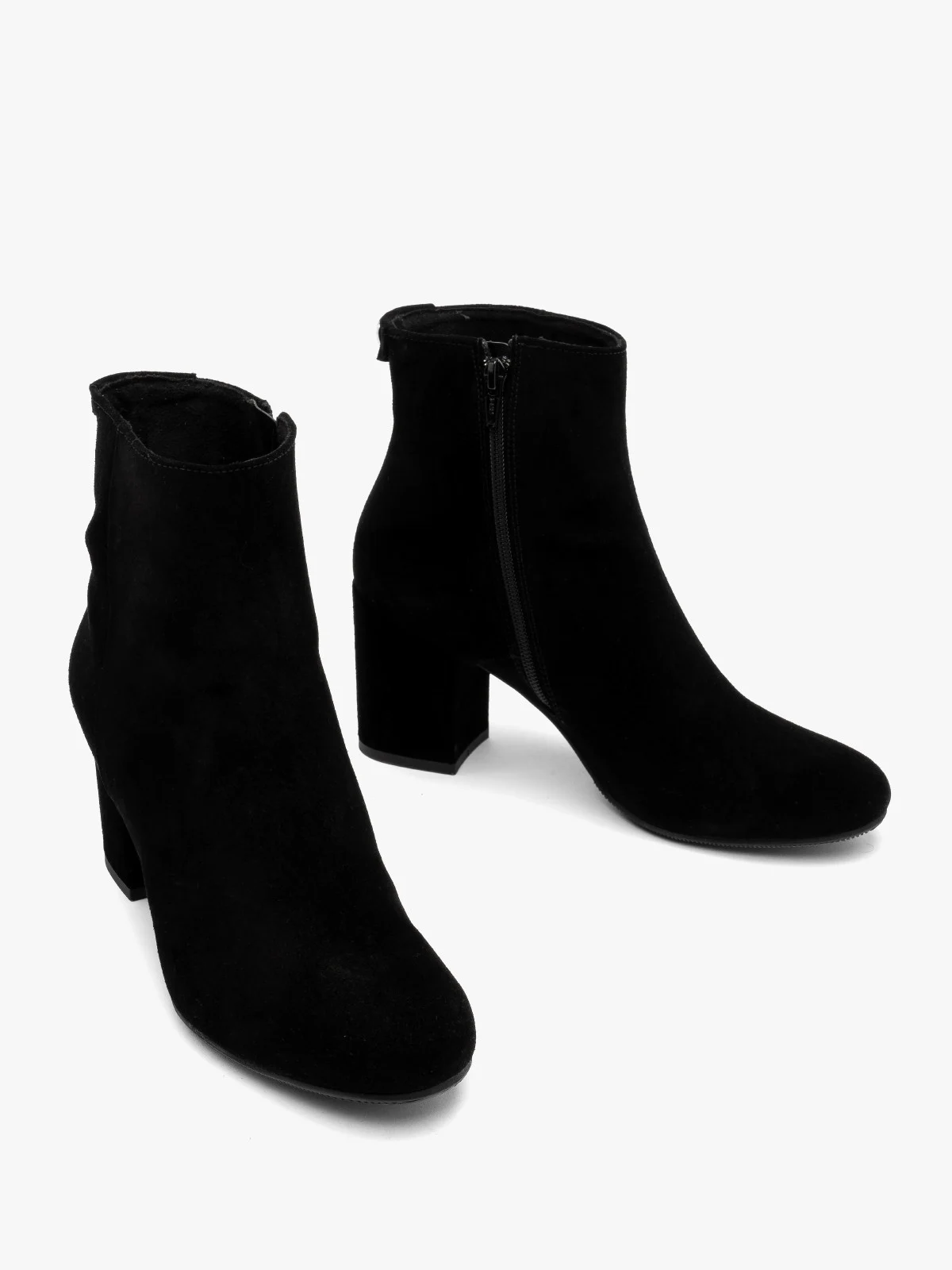 Klasyczne, welurowe botki
damskie na masywnym klocku