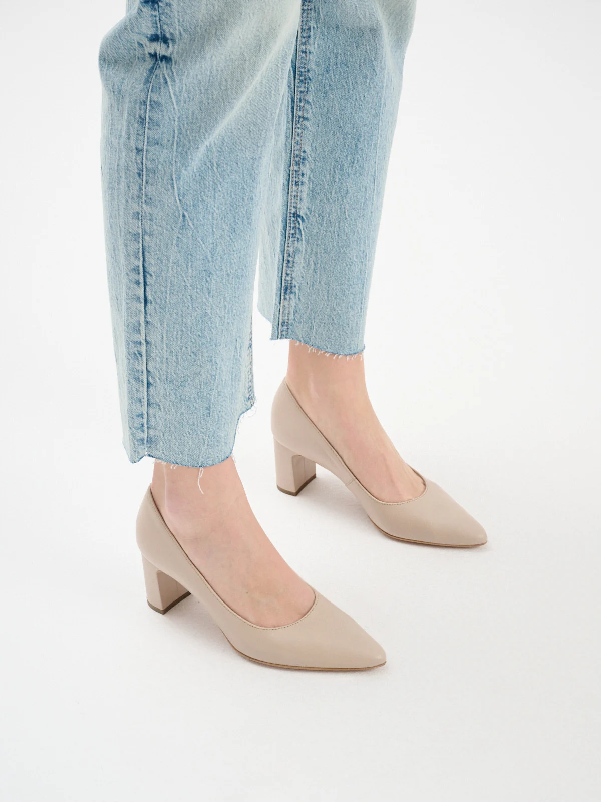 Beżowe czółenka na słupku