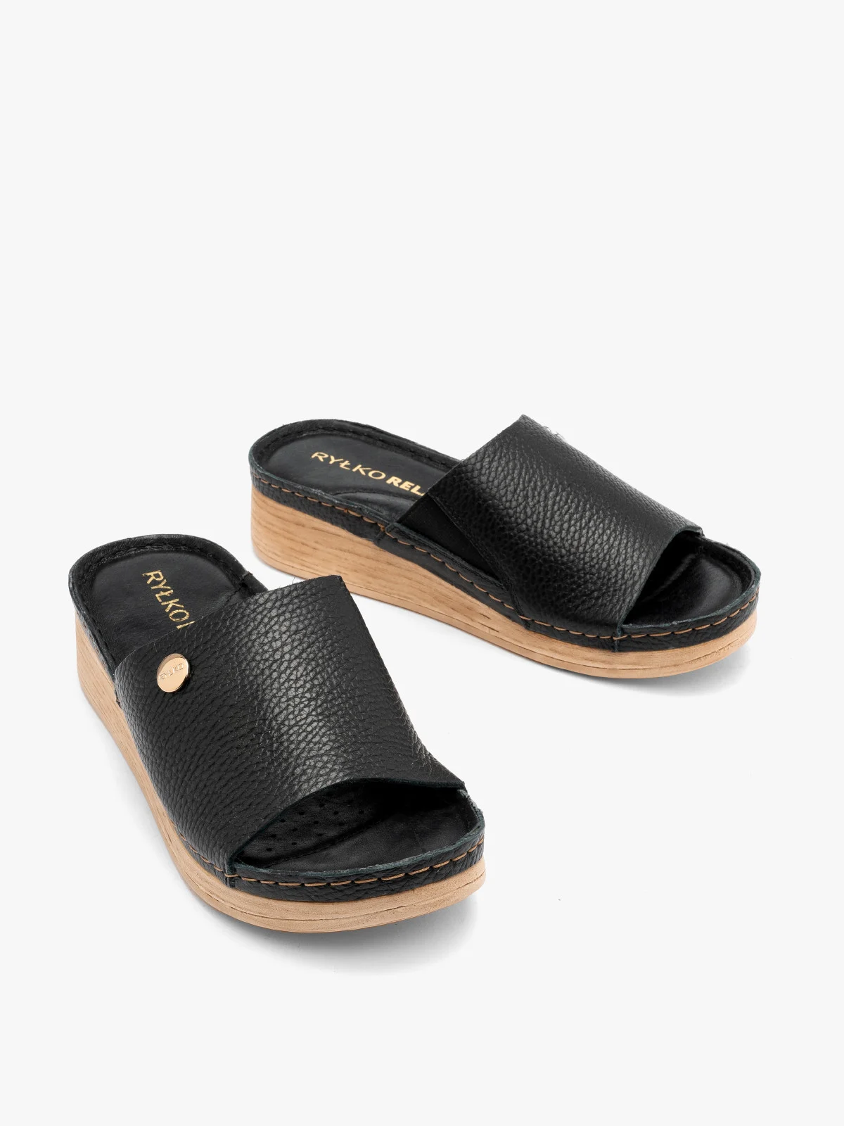 Czarne klapki na beżowej, niskiej platformie