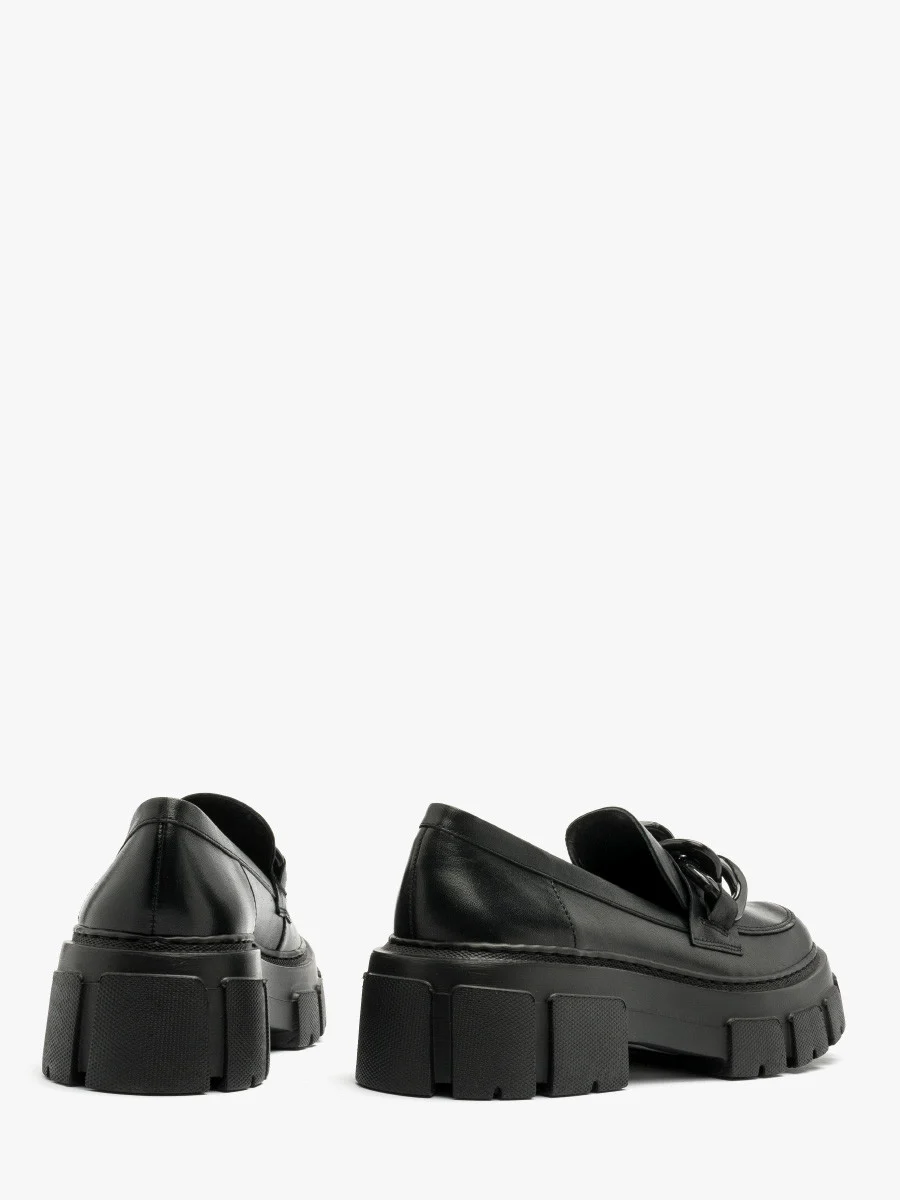 Czarne mokasyny z ozdobą na cholewce