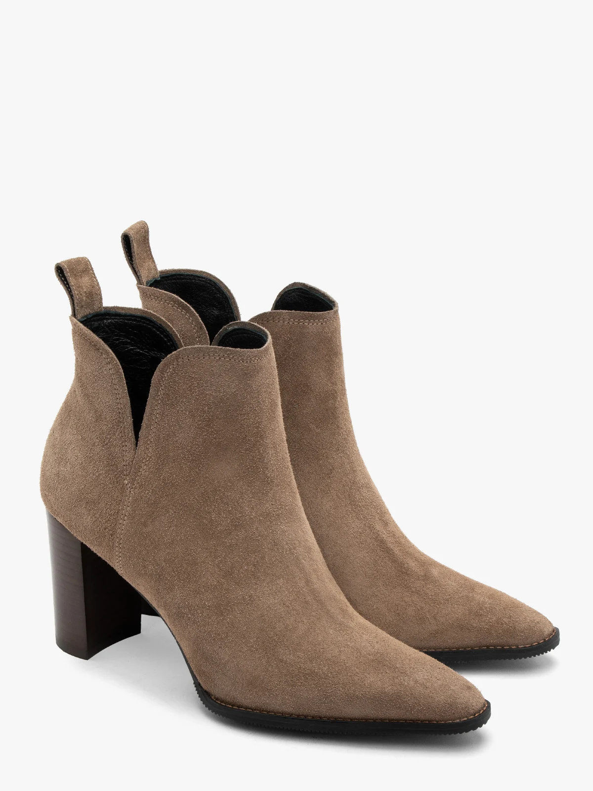 Piaskowe botki na słupku z wycięciem przy kostce