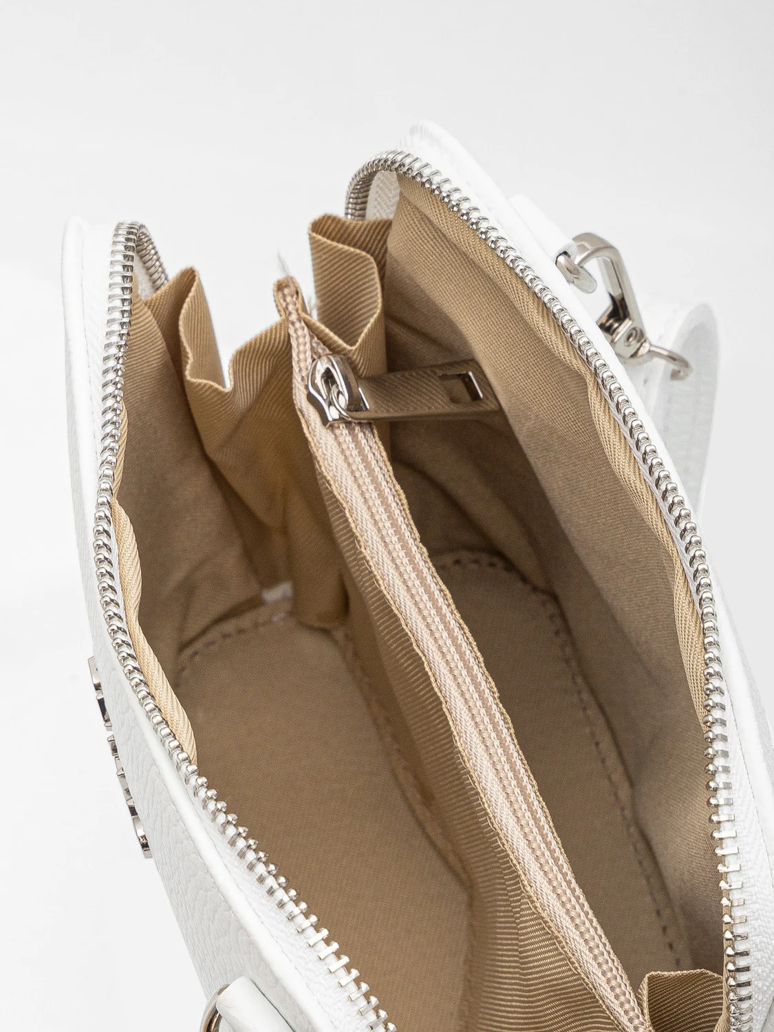 Mała, biała torebka na ramię