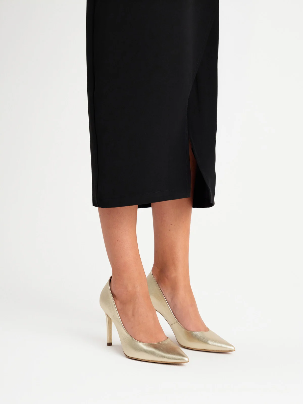 Złote czółenka na wysokiej szpilce