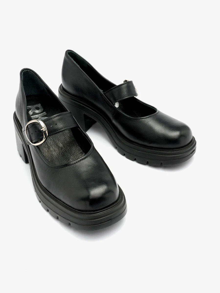 Czarne czółenka ze srebrną sprzączką