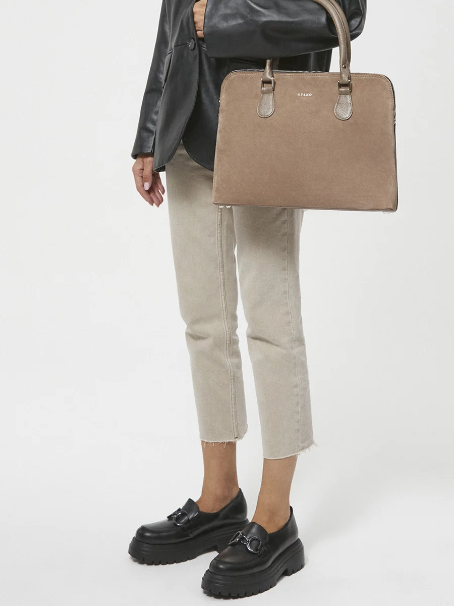 Czarne mokasyny z ozdobą na cholewce