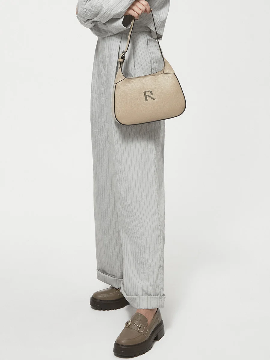 Beżowe mokasyny ze złotą ozdobą