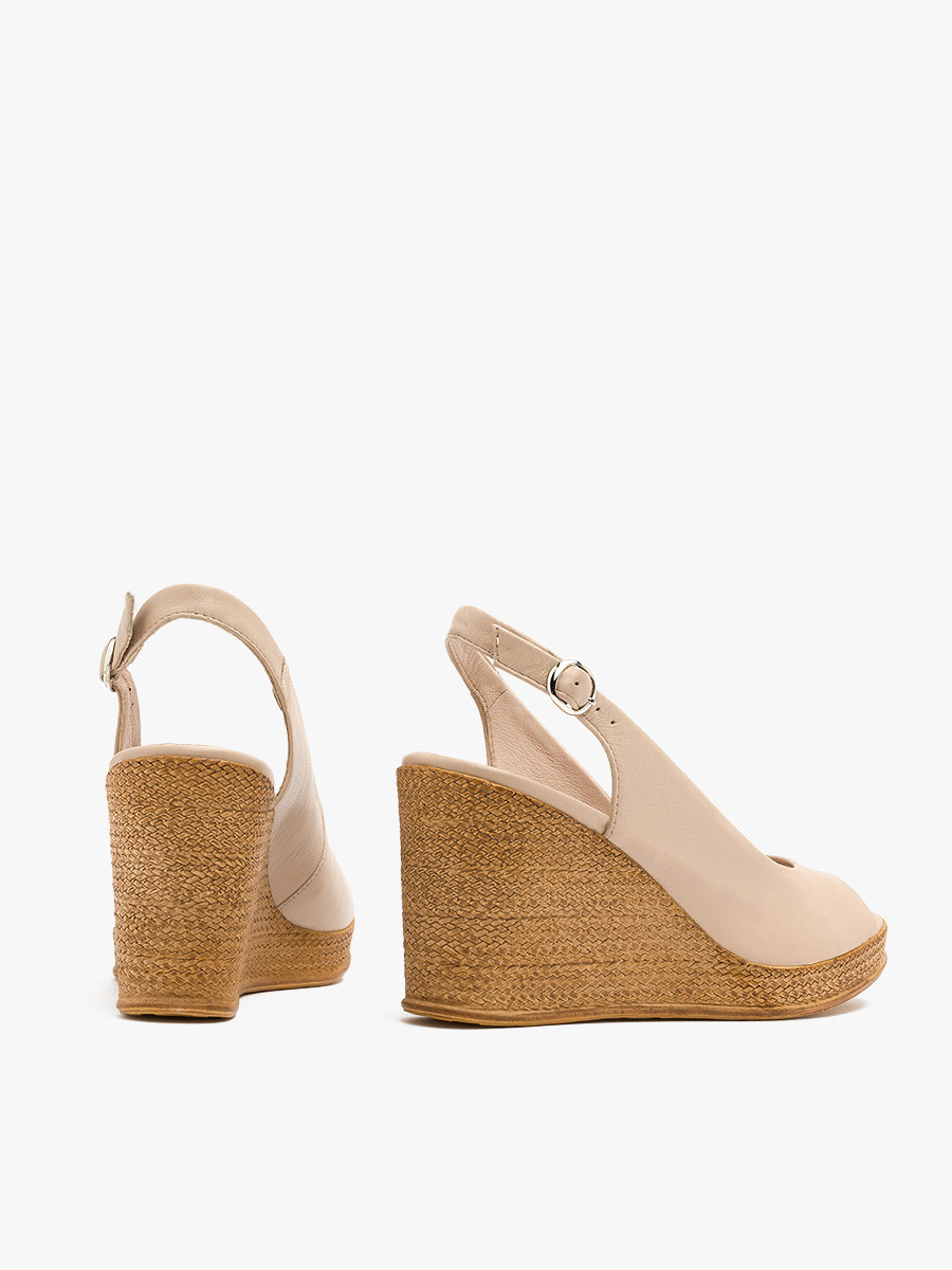 Beżowe sandały na wysokiej platformie