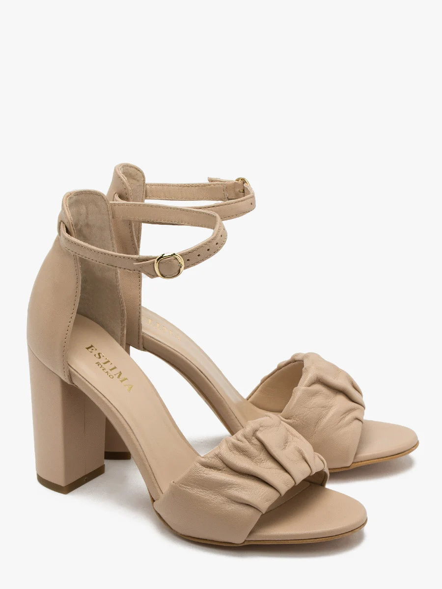 Beżowe sandały z marszczoną cholewką