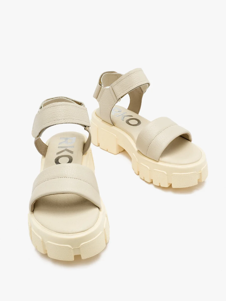 Kremowe sandały na lekkiej podeszwie