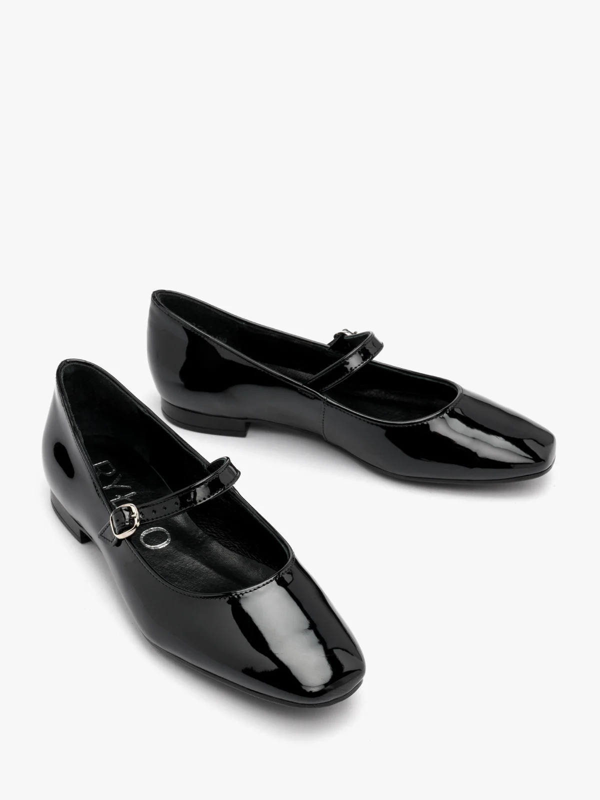 Czarne lakierowane baleriny z ozdobnym zapięciem