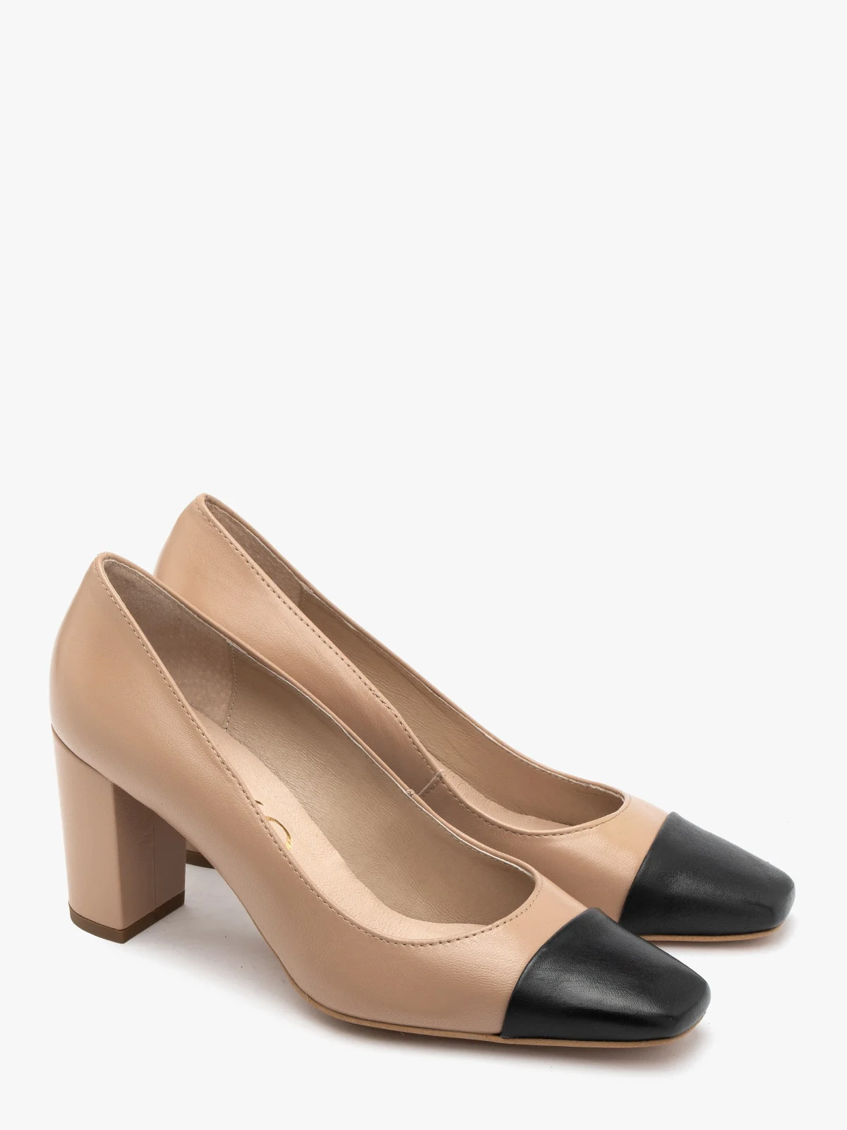 Beżowe czółenka z czarnym noskiem na słupkowym obcasie