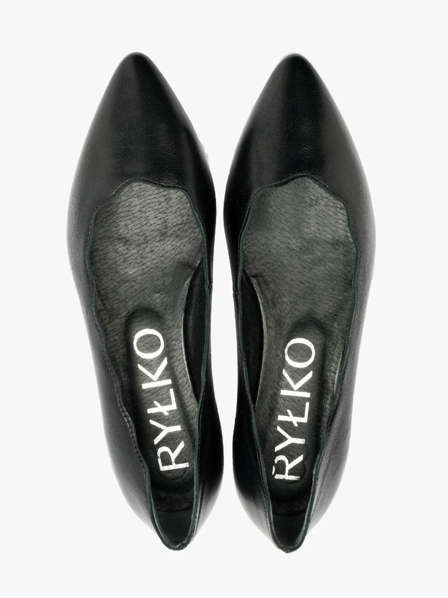 Czarne baleriny z ozdobną cholewką