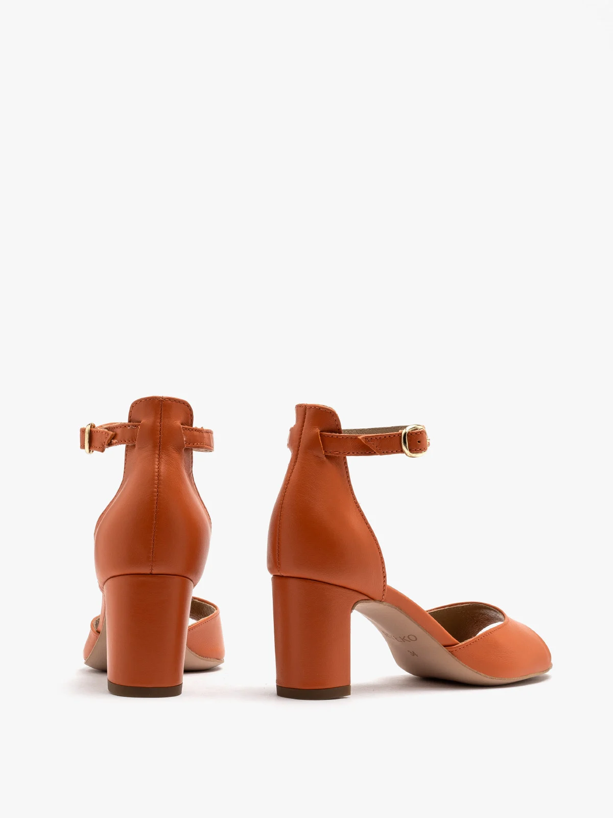 Pomarańczowe sandały na obcasie