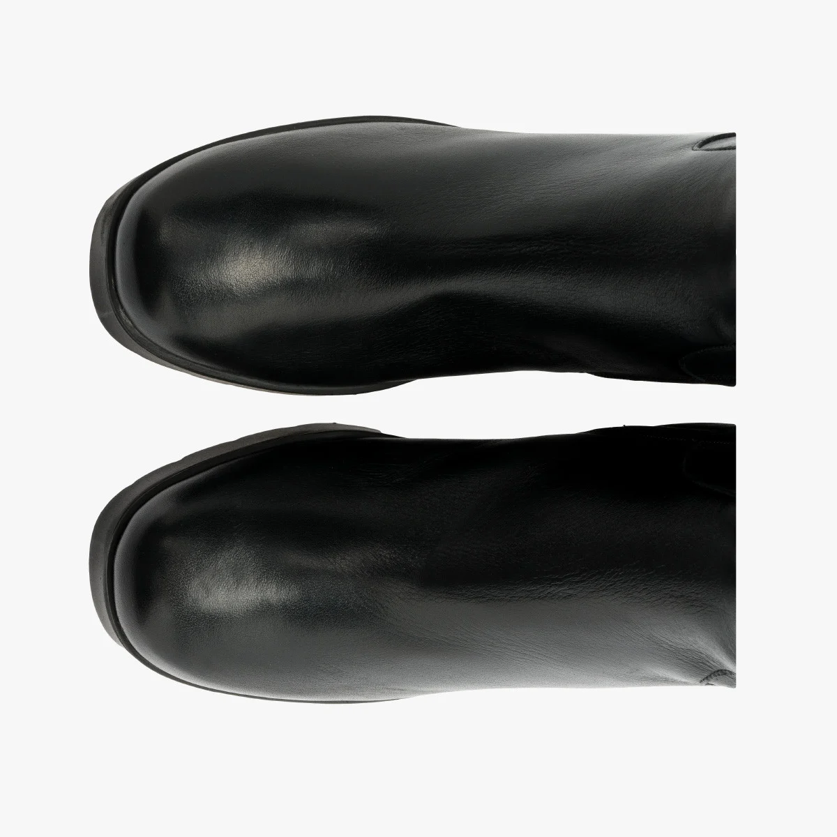 Czarne kozaki na masywnym obcasie