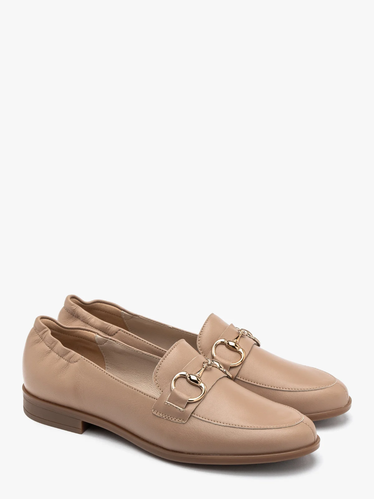Beżowy mokasyn z miedzianą ozdobą na cholewce
