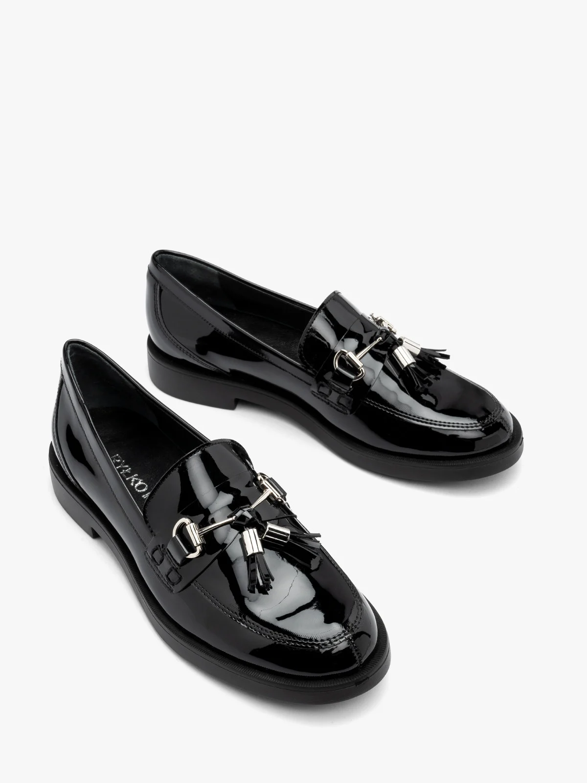 Lakierowane mokasyny damskie z chwostami