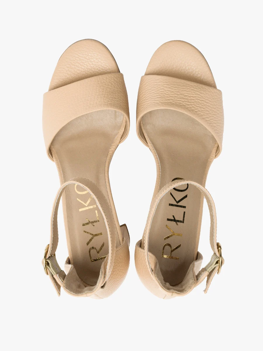 Pudrowo różowe dwuczęściowe sandały na słupku