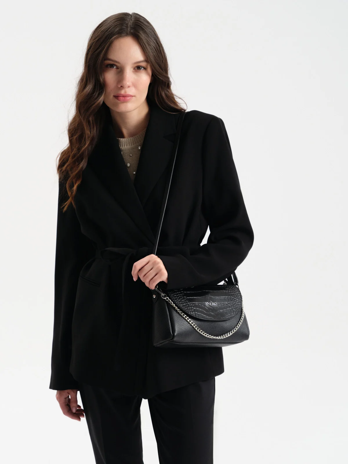 Czarna torebka z łańcuszkiem oraz dekoracyjną klapą w zwierzęcy deseń