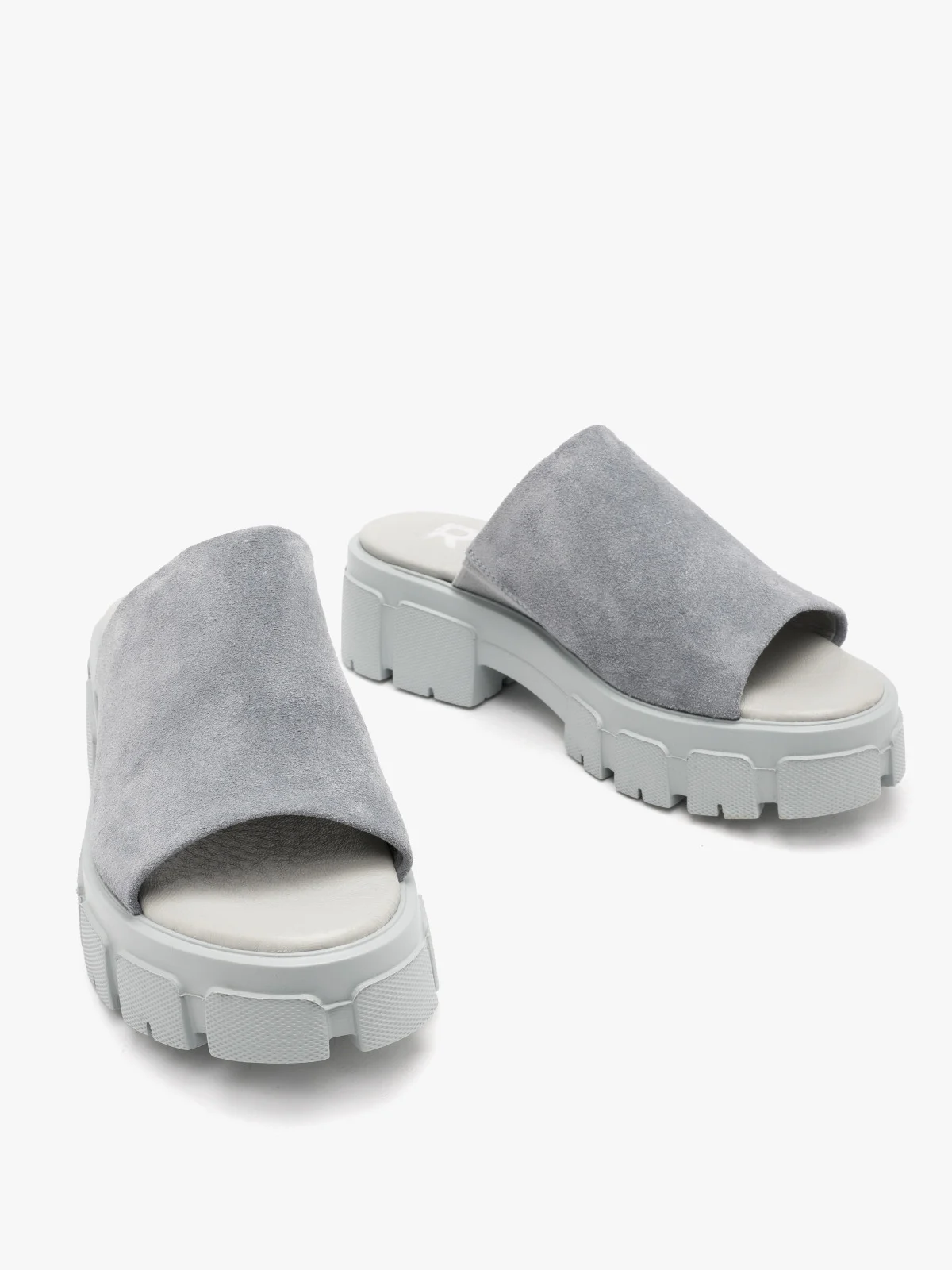 Niebieskie klapki na masywnym spodzie