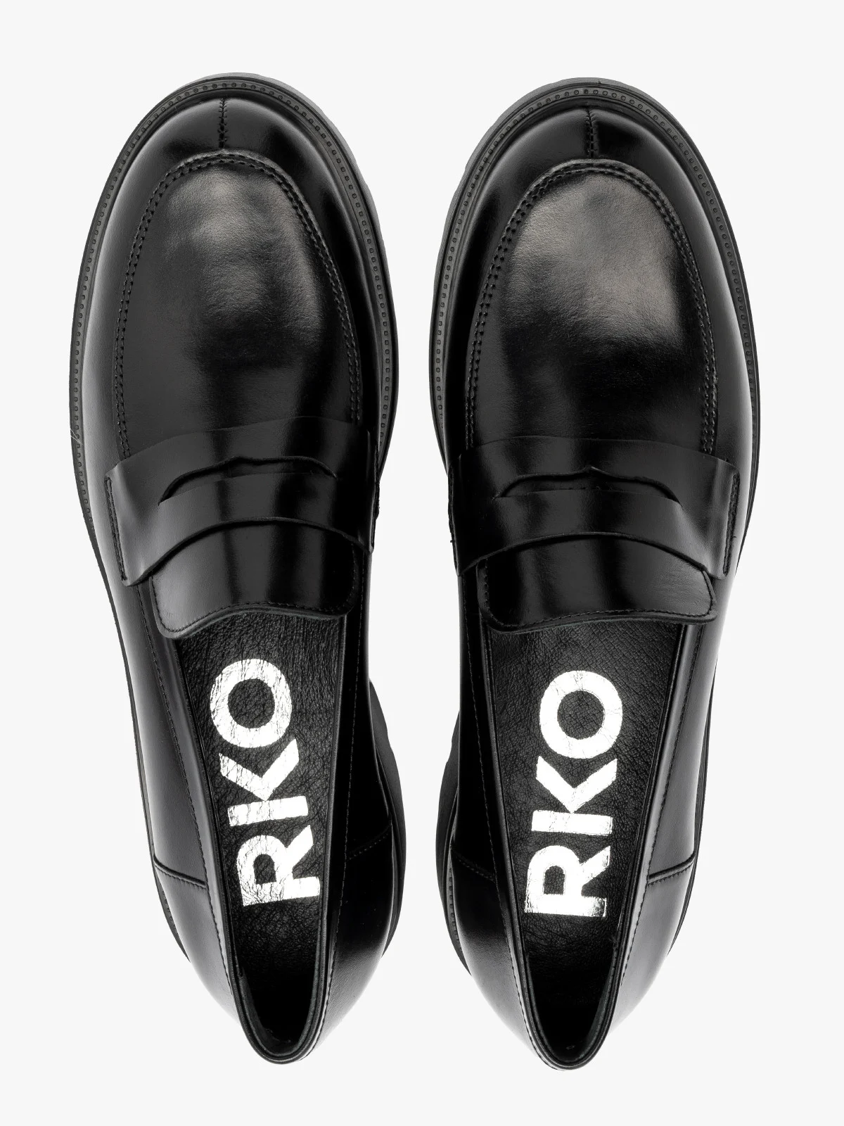 Czarne mokasyny na masywnej podeszwie