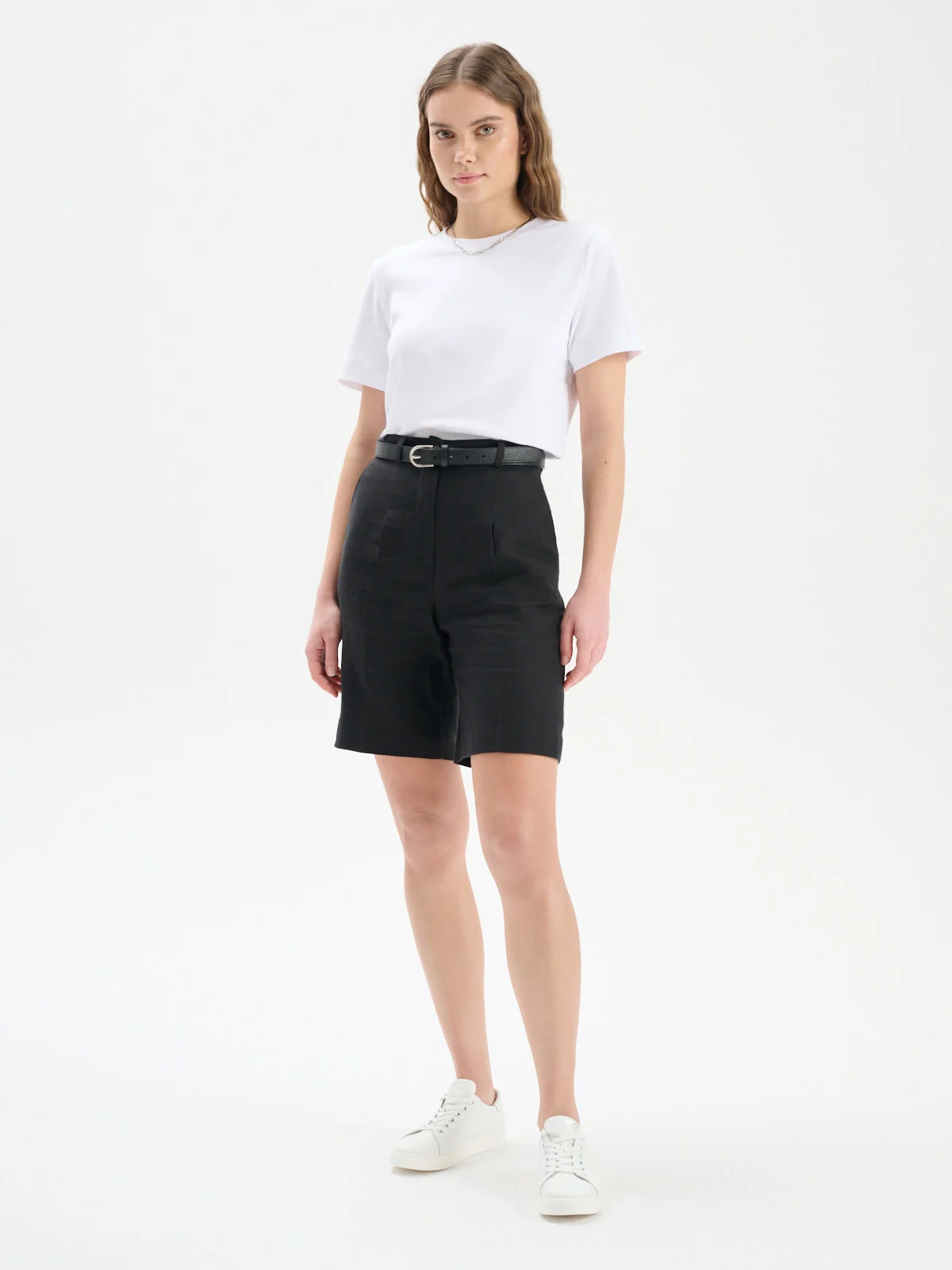 Białe półbuty sportowe na kremowym spodzie