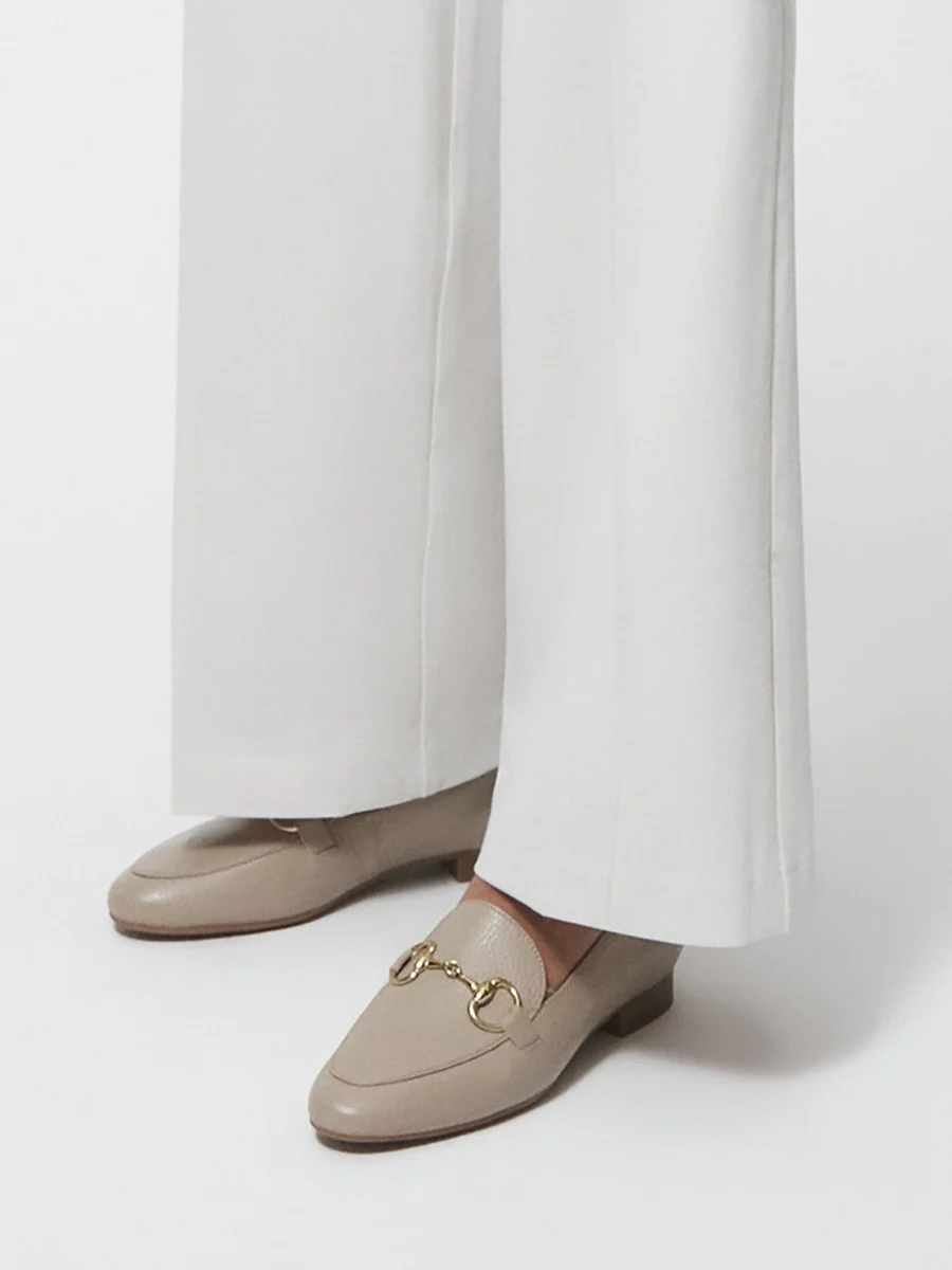 Beżowe mokasyny ze złotą klamerką