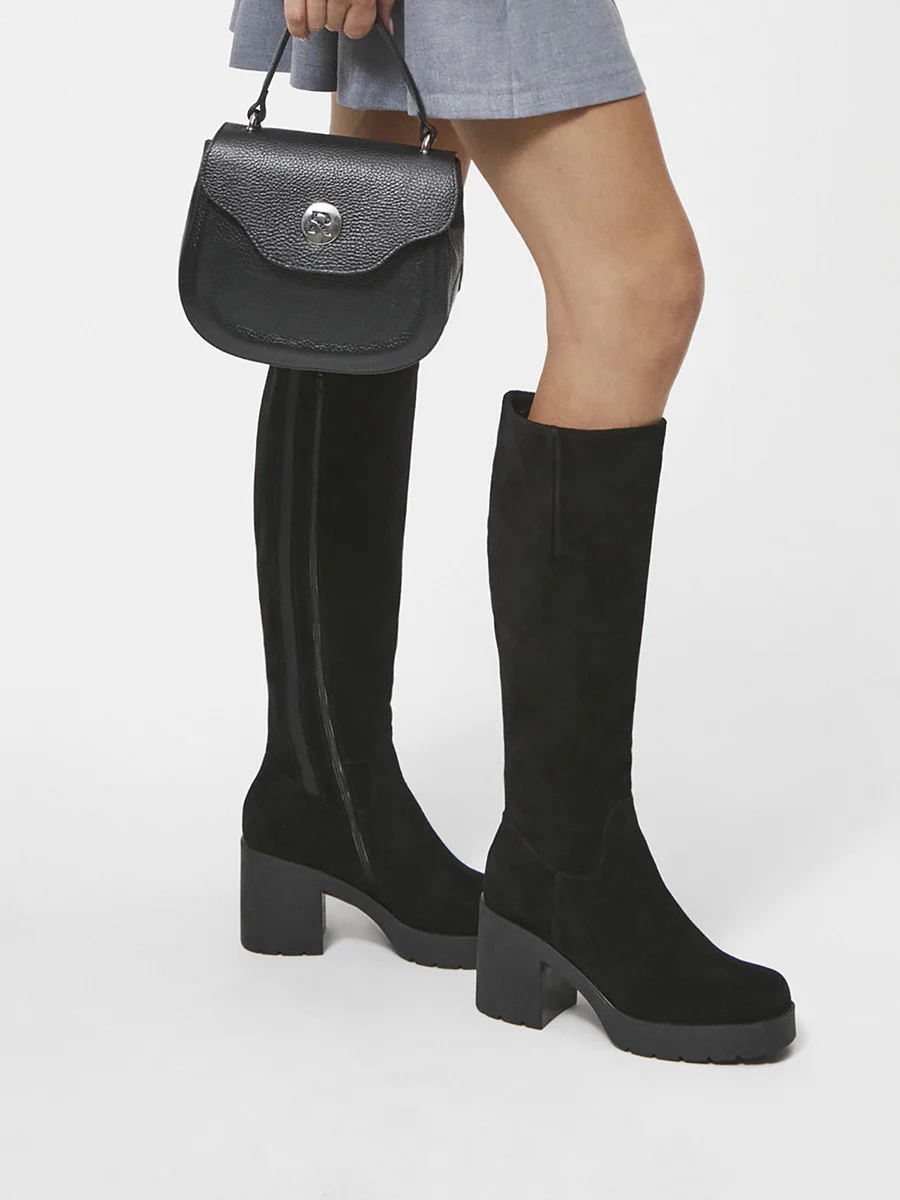 Czarne kozaki na masywnym obcasie